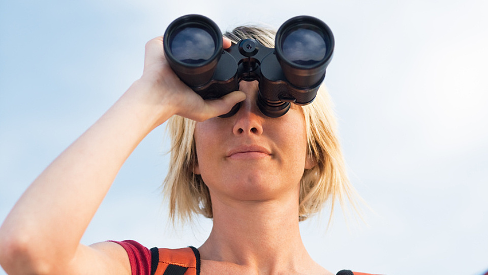 Binoculars Woman i Stock 16:9