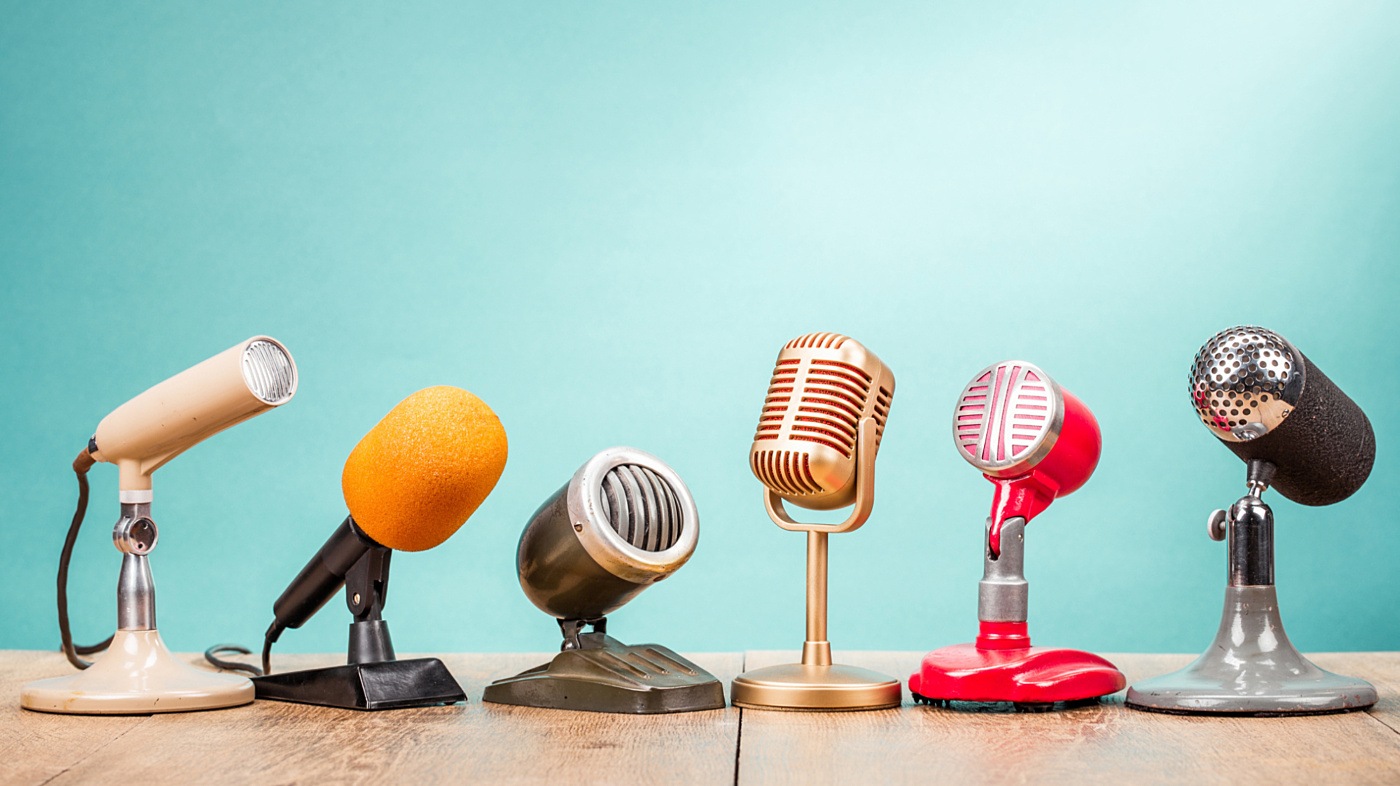 Microphones i Stock 1054657186